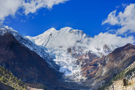 山上有白雪皑皑的山峰在 Manang。尼泊尔, 布尔纳圈