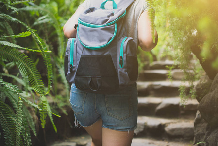 带背包的妇女旅行者在森林里