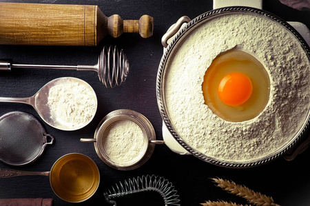 面团与面粉在一个老背景在组分与厨房配件