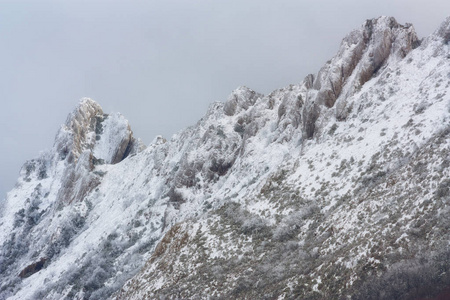 在一个寒冷的冬天下了雪的马列峰