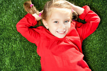 小女孩在草地上微笑
