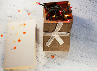 圣诞花环与灯光和空白的 postca 礼品盒