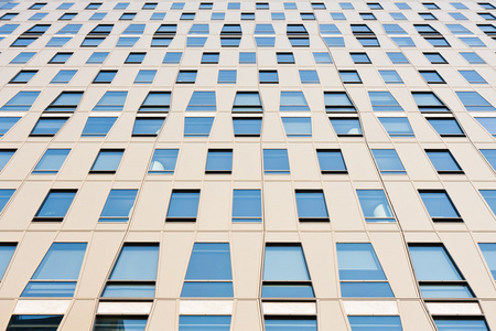 对称玻璃窗的现代办公楼立面