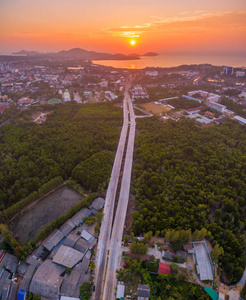 在普吉岛 Sapanhin 海的风景日出。新桥 Thepsrisin 大桥舒适地前往 Sapanhin 海