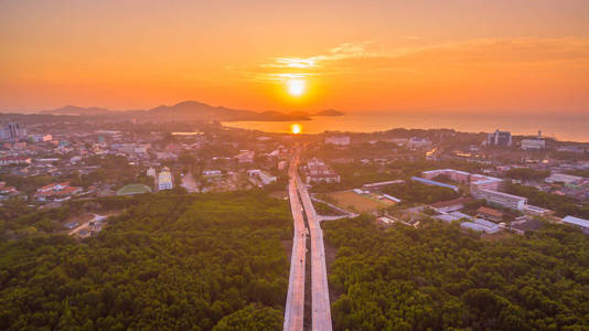 在普吉岛 Sapanhin 海的风景日出。新桥 Thepsrisin 大桥舒适地前往 Sapanhin 海