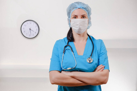 医生用听诊器在白色背景。女护士戴着口罩和帽子