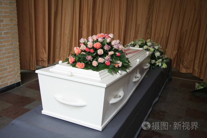 白色棺材用粉红色的同情鲜花