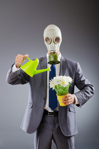 商人用防毒面具和鲜花