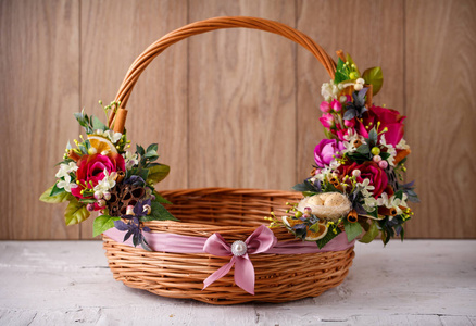 设计师的篮子里装饰着花朵。为庆祝复活节及其他假期柳条篮子
