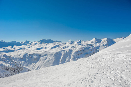 高山冬季雪山景观。法国 Isere