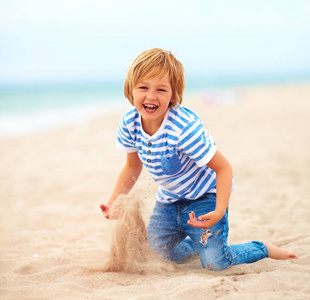 快乐, 高兴的孩子, 男孩玩得开心, 在沙滩上玩耍