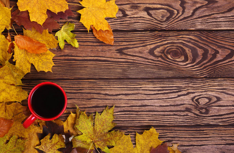 秋天的落叶和杯咖啡