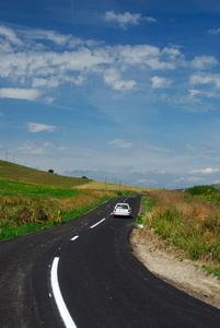 现代道路在农村风景