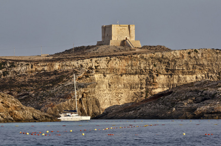 马耳他岛，在岛的北部岩石海岸线的视图