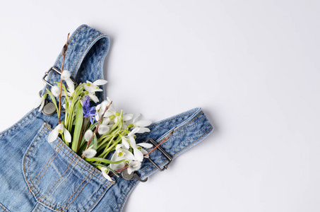 雪花花花束在牛仔裤童装口袋里。新春佳节的创意布局