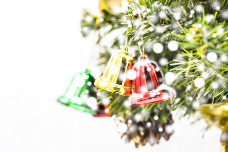 圣诞树上挂着红绿金色圣诞铃铛装饰