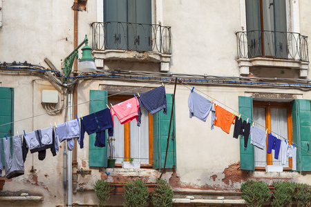 典型观点威尼斯的街道洗涤的衣裳烘干在绳索外面大厦, 日常生活, 威尼斯, 意大利
