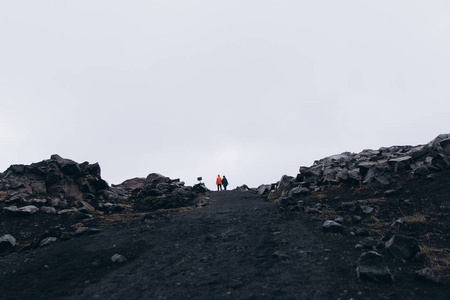 小情侣走在洛基山的顶端