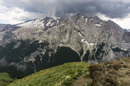 地块 Marmolada 在白云岩中。6月