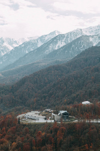 在索契的山地物种在一个红色的空地, 积雪覆盖的山峰, 在云层之上的看法