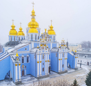 下雪时的金色圆顶大教堂