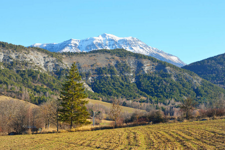 视图的法国阿尔卑斯山的山峰