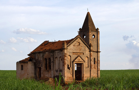 被遗弃的教堂的废墟