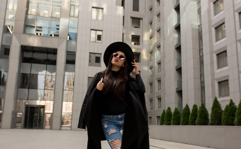 时髦的黑色外套和 st 时髦的模型街道画像