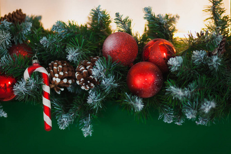 圣诞花环由云杉枝 红球 锥上的木制的背景