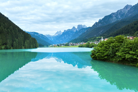 高山夏季湖景