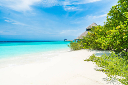 美丽的热带马尔代夫度假村酒店和岛屿与海滩和大海在为节日假期背景概念天空提振颜色处理