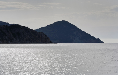 意大利，托斯卡纳，厄尔巴岛岛，海岸线从海上观