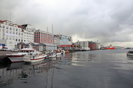 挪威卑尔根市的港湾。剧烈的天气 scandi