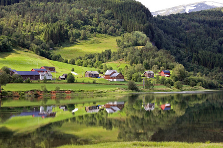 美丽的农村风景深的挪威山 scandinav