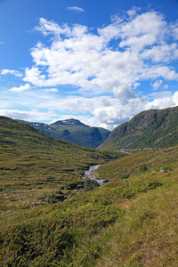 美丽风景的谷深位于挪威麦积山