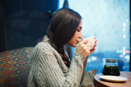 感冒或过敏症状。生病的年轻妇女发烧打喷嚏在组织, 过敏, 普通感冒