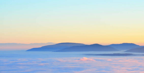 日落中的山脉和山谷与雾的视图