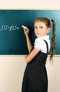 教室黑板上写的漂亮的小女孩