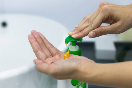 使用酒精凝胶做清洁 bacteri 的妇女的手