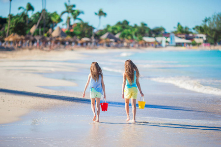 在热带海滨漫步的小漂亮女孩的后景色