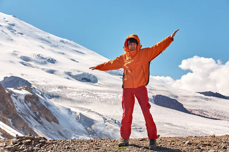 在山的登山者