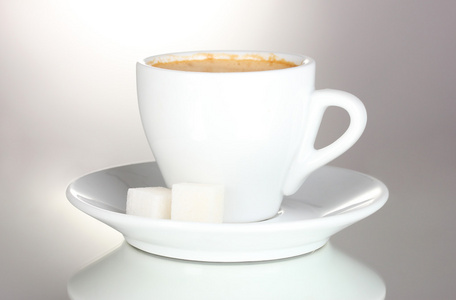 杯咖啡和糖在白色隔离