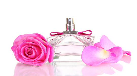 在白色背景上的香水和粉红玫瑰