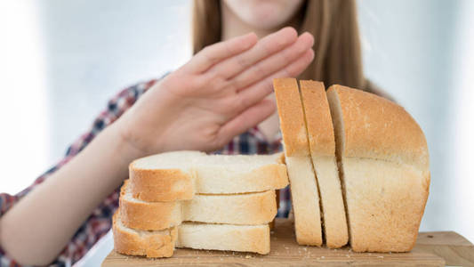 面筋不耐受的概念。小女孩拒绝吃白面包