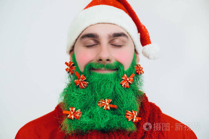 圣诞老人红色的衣服与绿色的胡子装饰红色的蝴蝶结像一个圣诞节