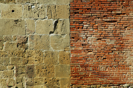 用砖块和石头的老墙。比萨意大利