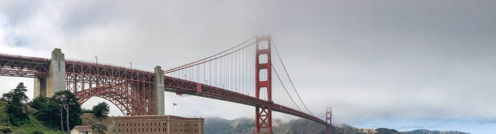 金门大桥景观在一个大雾的早晨, 旧金山
