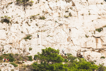 Calanques 悬崖上的攀岩者