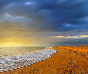 夕阳下的海沙湾在剧烈多云的天空下