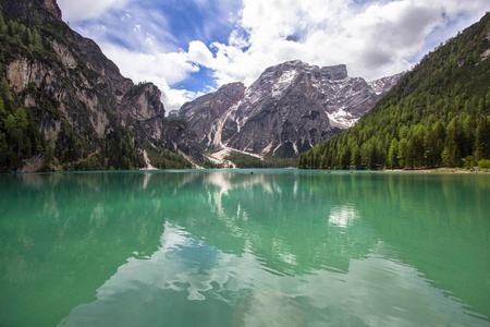 Braies 湖在白云岩, 意大利